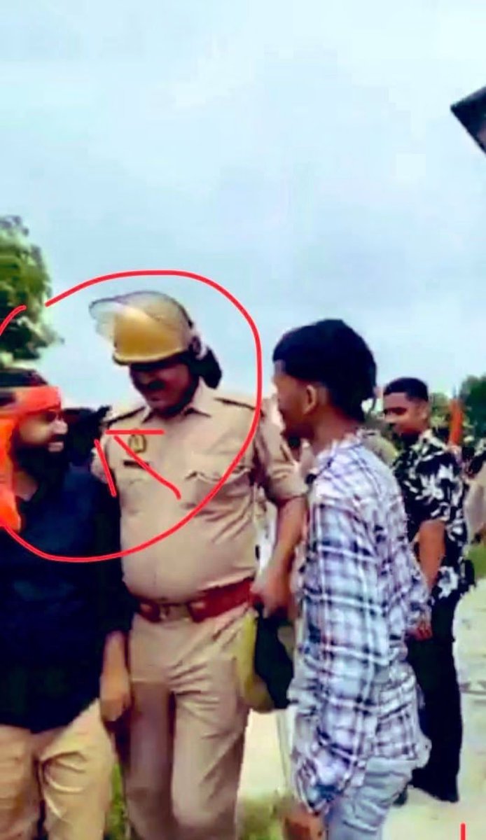 ProfNoorul's tweet photo. एक तरफ भीड़ के सामने हाथ जोड़कर प्रार्थना करने वाली पुलिस दूसरी तरफ लाठियां बरसाती हैं।
यक़ीन करिए! क़ानून सबके लिए बराबर है। https://t.co/2Y9DwlPQhh