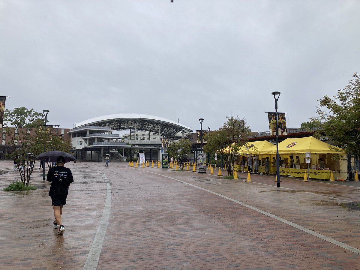 yakyukissa's tweet photo. #甲子園の天気情報 

午後2:45
甲子園の天気は、雨☔
ちょっと強めの雨です☔

「ファンクラブ応援デー」の設営は完了してますよ❗️球場アルバイトさんの点呼も始まりまし��。

開門準備はまだです💦これからかな⁉️

#甲子園球場 #阪神タイガース　#ヤクルトスワローズ https://t.co/F57LHILM3i