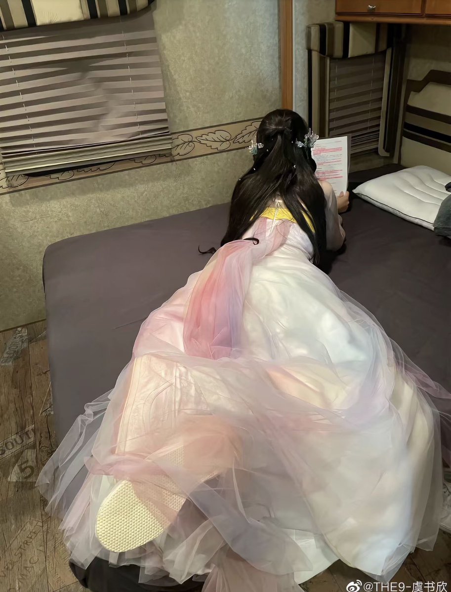 shjddko's tweet photo. 엎드려서 대본 보는거 귀여우ㅠㅓ!>< https://t.co/Dzh5PCBTjX