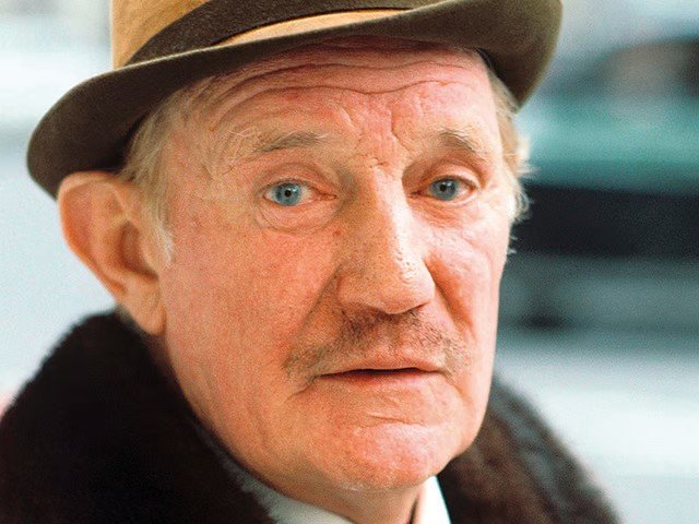 daveainsworth63's tweet photo. Remembering the great English actor Trevor Howard who was born on this day in 1913. He died in 1988. #TrevorHoward #BriefEncounter #TheThirdMan #TheKey #SonsAndLovers #WhiteMischief #RyansDaughter #MutinyOnTheBounty #TheMissionary #BattleOfBritain #GiftHorse #TheCockleshellHeroes https://t.co/ej24KHioQK