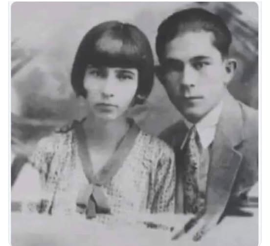 TOPRAK_2_'s tweet photo. Yıl 1941... Cahit Sıtkı askerliğini yedek subay olarak yapmak üzere Balıkesir_Edremit Burhaniye’de bulunan birliğine gider. O yıllarda yedek subay sayısı az olduğundan her yedek subaya emir eri verilmektedir. Birliğine gittiğinde bölük yazıcısından künye defterini ister. Sırayla isimlere bakmaktadır bir isim dikkatini çeker.
Abbas oğlu Abbas, sakat ve çolak eli yüzünden çürüğe ayrılmış biridir Abbas. Talim bitiminde askerin yanına gönderilmesini ister. Öğle saatlerinde kapı çalınır. Karşısında civan mert yiğit biri selam çakıp;
*Abbas oğlu Abbas Emret komutatan!.. der.
Aralarında söyle bir konuşma geçer.
+ Nerelisin?
- Memleket Mardin, kaza Midyat komutan
+ Sen benim emir erim olur musun?
- Sen bilir komutan!.
Askere eşyalarını toplamasını ister ve kendi evinin altındaki boş yere taşınmasını ister.
Zamanla askerin zekiliği ve sıcakkanlılığından etkilenir. Abbas her sabah erkenden kalkar Cahit Sıtkı'ya kahvaltı hazırlar. Öğle yemeğini sormadan hazırlar. Tüm ihtiyaçlarını karşıdan bir istek gelmeden düşünüp yerine getirir. Erkenden kalkıp Cahit Sıtkı'nın kıyafetlerini ütüler, hazırlar ve evin temizliğini yapar.
Akşam olunca Cahit Sıtkı'nın sevdiği yemek ve mezeleri hazırlar. Zamanla aralarında komutan asker ilişkisinden daha güçlü bir dostluk bağı oluşur. Bu saf ve temiz Anadolu çocuğundaki sadakat ve temiz yürekten etkilenmiştir Cahit Sıtkı.
Zaman zaman karşısına alıp derleşirken bu Anadolu çocuğunun ruhunda gizli şeyleri keşfeder.
Akşamları rakı sofrası kurup en güzel kızartma ve mezeleri hazırlar Abbas. Aralarındaki duygu bağları güçlenir. Böyle bir keyf gecesi akşamında alkollü Cahit Sıtkı sorar;
+ Sen İstanbul'u bilir misin Abbas?
- Bilir komutanım.
+ Orda bir Beşiktaş var bilir misin?
- Bilir komutan!. Ben orda acemi birlikteydim.
+ Orda benim bir sevgilim var. Sen bana kaçırıp 
onu getirir misin?
- Elbet komutan!
Sabah olur Cahit Sıtkı bakar ki, Abbas yeni asker kıyafetlerini giymiş traş olmuş hazırlanmış. Cahit Sıtkı sorar;
+ Hayırdır Abbas neden böyle hazırlık yaptın?
- Ben istanbula gidecek komutan!.
+ Ne yapacaksın sen İstanbul'da?
- Sen söyledi bana. Ben gidecek sana Sevgiliyi 
getirecek!..
Gözlerindeki hüznü ve gözyaşlarını gizlemek istercesine arkasını dönüp kapıyı çarpar ve çıkıp gider Cahit Sıtkı. Fakat bu mert askerin, yüreği sevgi dolu Anadolu çocuğunun samimiyeti ve sıcaklığından duygulanır.
Akşam olur. Ağaç altında rakı sofrası kurdurur ve Abbası karşısına oturtur. Birlikte yer içerler ve Cahit Sıtkı o meşhur şiirini kaleme döker.
Haydi Abbas, vakit tamam;
Akşam diyordun işte oldu akşam.
Kur bakalım çilingir soframızı;
Dinsin artık bu kalp ağrısı.
Şu ağacın gölgesinde olsun;
Tam kenarında havuzun.
Aya haber Sal çıksın bu gece;
Görünsün şöyle gönlümce.
Bas kırbacı sihirli seccadeye,
Göster hükmettiğini mesafeye
Ve zamana.
Katıp tozu dumanı,
Var git,
Böyle ferman etti Cahit,
Al getir ilk sevgiliyi Beşiktaş'tan;
Yaşamak istiyorum gençliğimi yeni baştan.
Cahit Sıtkı TARANCI