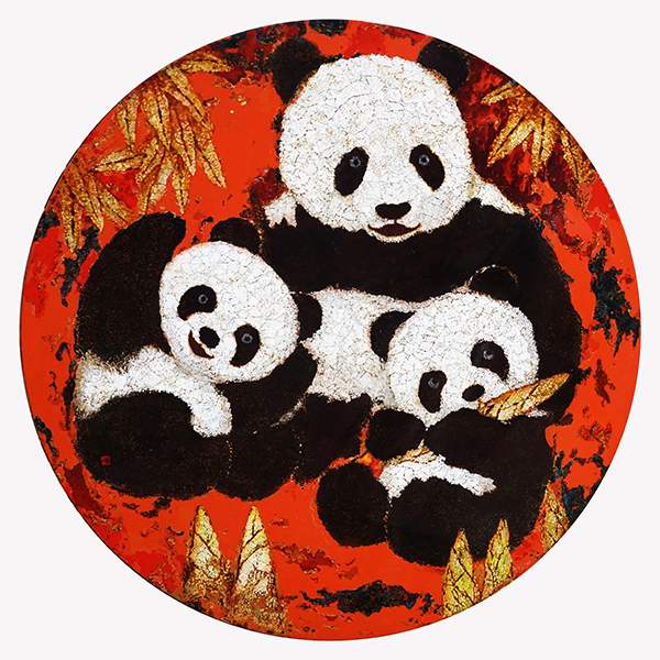 JCFC_Museum's tweet photo. 『現代中国漆画展～わちゃわちゃ！パンダワールド～』

10月10日㊏～11月8日㊐
東京・飯田橋 【入館無料】

パンダをモチーフとした漆画作品13点をご紹介します。
個性豊かなパンダたちが織りなす「わちゃわちゃ！」な世界を楽しみながら、中国漆芸の伝統技法と現代ならではの表現をご覧いただけます。