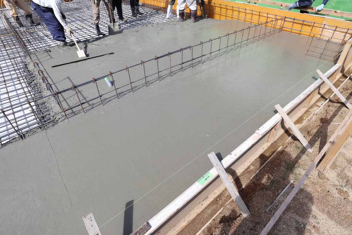 KitaseMotoya's tweet photo. 打設
新築住宅KNハウスの基礎コンクリート無事打設。配筋時は雨続きでコンクリート打てるのか心配でした。お施主さんからも工期伸びてよいから晴れの日に打設の要望いただくほどに。幸い打設日は一日良い天気で一安心。最近天気予報と現場の進捗が気になる日々です。
＃家づくり　＃工事監理 https://t.co/JSJLNUkvjx