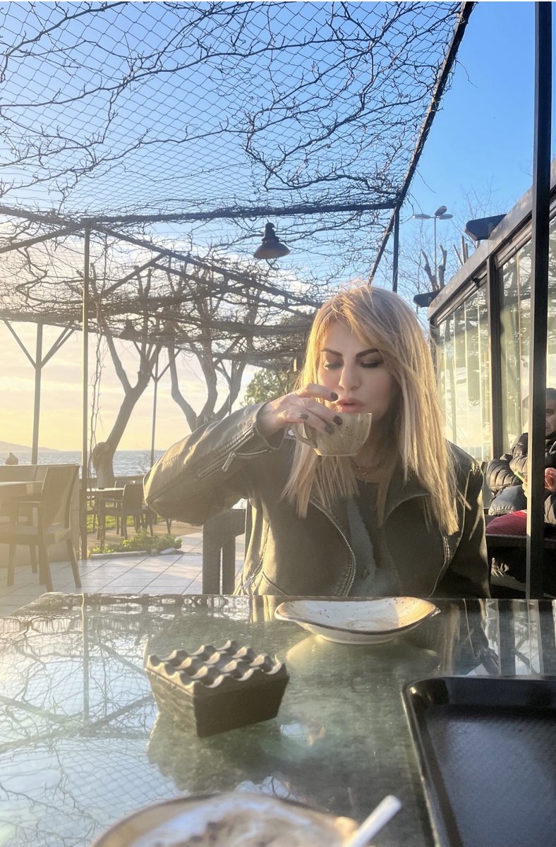 boydakhulya34's tweet photo. Sonra çekildim bir kenara  seyrettim bütün olup biteni en iyi gelen sıcak kahve kokusu 🥰🥰🥰🙃😇😇 https://t.co/h7kzJAXxtd