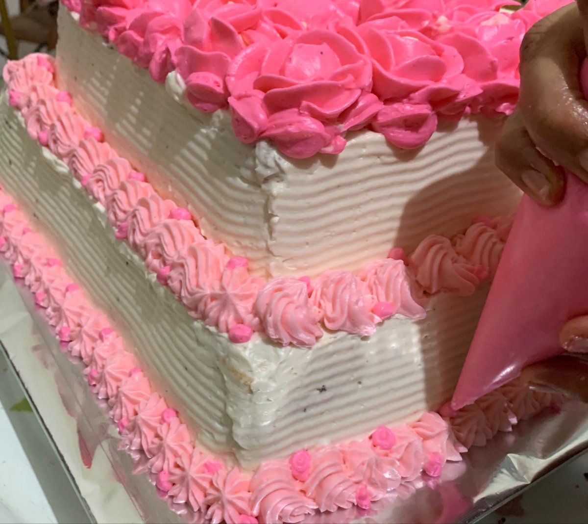 cyaelala's tweet photo. buat mawar dari buttercream hal yang paling nyebelin😭😭😭 https://t.co/VWfD389cV6