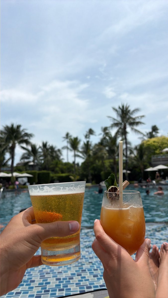 JuiceTalknyc's tweet photo. Poolside Thai drinks with a rocket >> https://t.co/eiEHFoyqBO