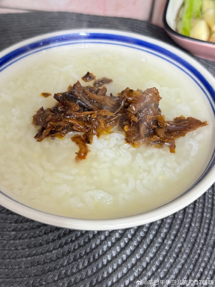IldaEarlevdf's tweet photo. A warm bowl of homemade congee with pickles u0026 an omelet = my perfect cozy weekday breakfast  Nothing fancy, just simple comfort that hits different when you need a little pick-me-up. https://t.co/8J3WfhLJ3u