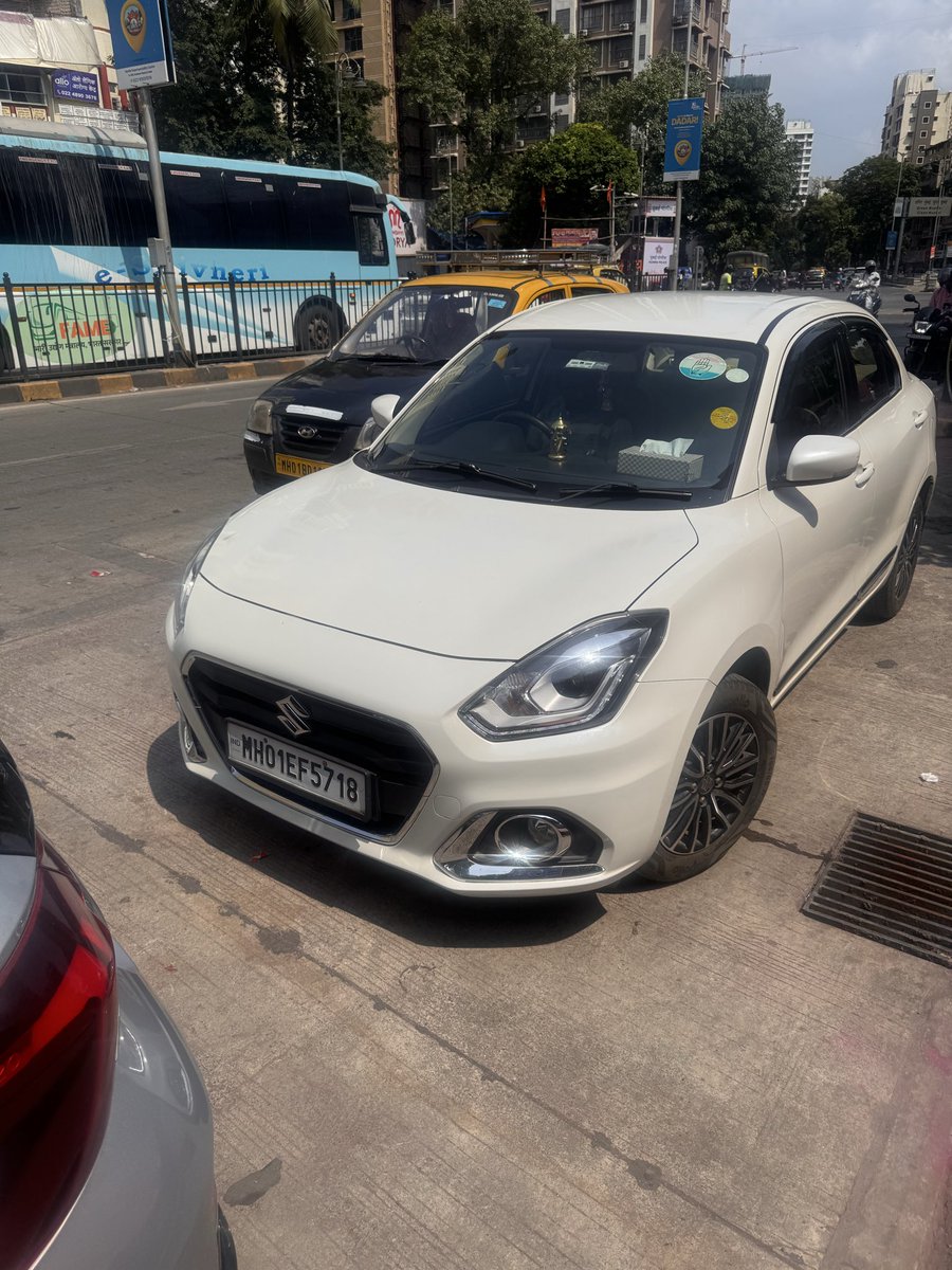 VikrantJog1983's tweet photo. @mumtraffic02 these vehicles were parked outside sena bhavan metro pick up and drop today at 11:15 am https://t.co/S7rcvUK1SO