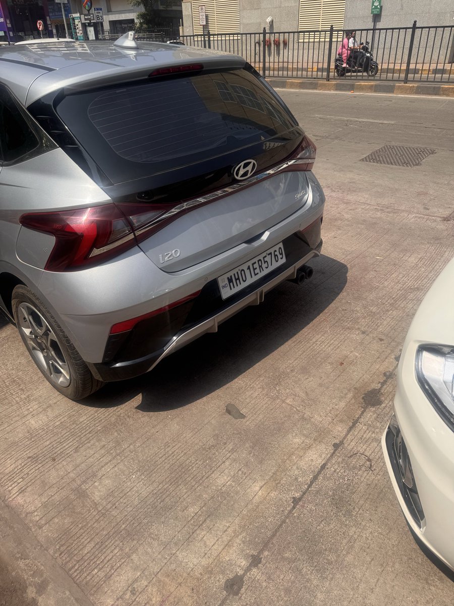 VikrantJog1983's tweet photo. @mumtraffic02 these vehicles were parked outside sena bhavan metro pick up and drop today at 11:15 am https://t.co/S7rcvUK1SO