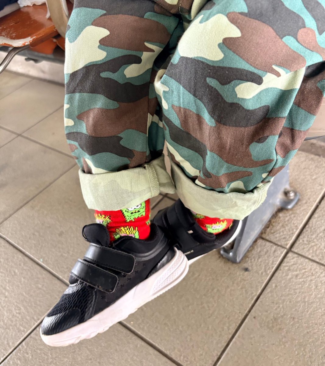 happysocks_jp's tweet photo. Happy Socksのキッズライン、大人と同じデザインがあるの知ってた？

服を全身お揃いにするのはちょっと恥ずかしい…ってパパママも、ソックスならさりげなくて超おしゃれ！
おでかけが10倍楽しくなる秘訣です👣❤️

https://t.co/DAp5N2iG92 https://t.co/Ckgvwy3BhS