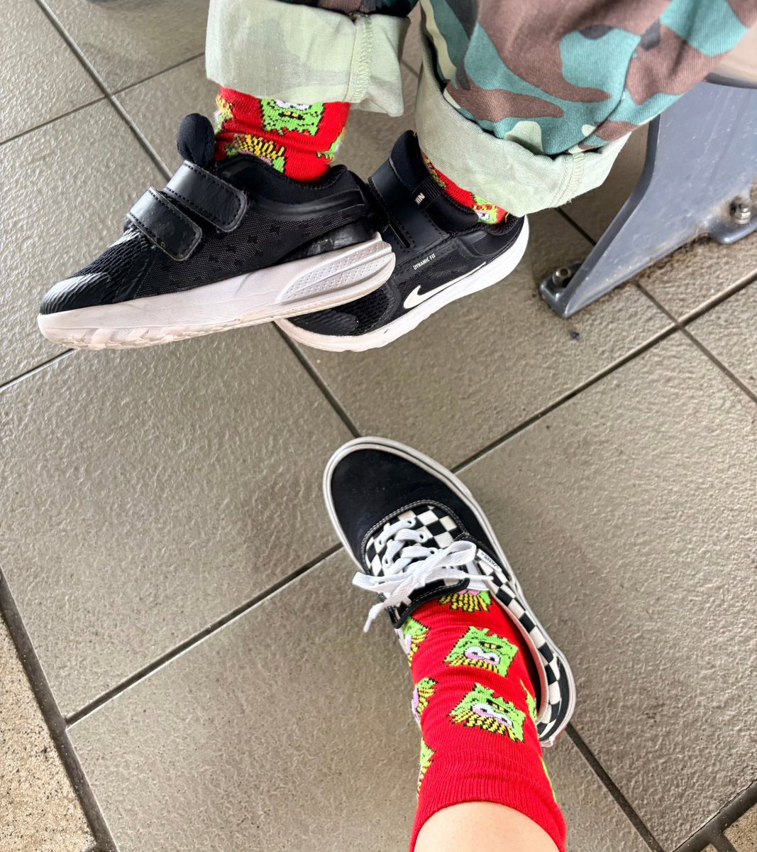 happysocks_jp's tweet photo. Happy Socksのキッズライン、大人と同じデザインがあるの知ってた？

服を全身お揃いにするのはちょっと恥ずかしい…ってパパママも、ソックスならさりげなくて超おしゃれ！
おでかけが10倍楽しくなる秘訣です👣❤️

https://t.co/DAp5N2iG92 https://t.co/Ckgvwy3BhS