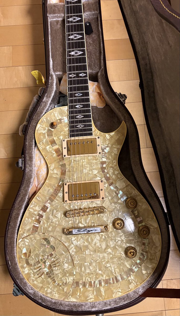 osushi2021's tweet photo. 今日も平和ですが、雨続きです。

テレビでジャパネットの人がシャウトしていたので、大量買いした乾燥剤をギターたちに仕込みました！

明日も雨ですが、
雨雲を吹き飛ばすくらいのライブにします！

SAWAGE 9/30 @ パルーザ
ぜひよろしくお願いします🙇‍♂️ https://t.co/4lviXShjxD