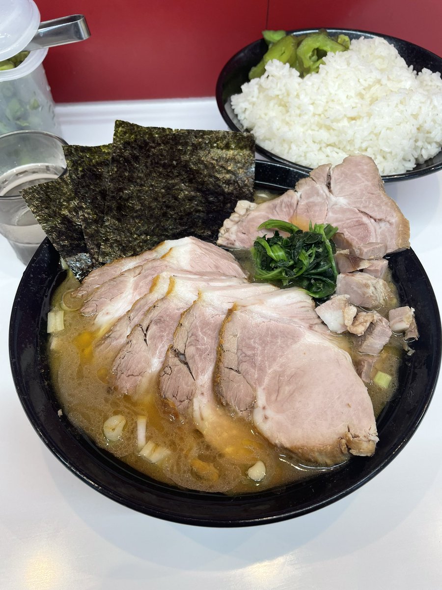 takechicool's tweet photo. 沼津市岡一色 塚田家でラーメン大盛り＋燻製チャーシュー6枚を食す❗️

本日は塚田家の肉の日LIVE-GYMに参戦🎸🎤🎵
今月も香ばしい香りの中に艶やかさのある燻香が素晴らしいチャーシューが最高に旨し💕🤤
スープも麺も言わずもがなAlways極上✨🥰
𝐓𝐡𝐚𝐧𝐤 𝐲𝐨𝐮  𝐁𝐫𝐨𝐭𝐡𝐞𝐫🤘🔥 https://t.co/Td8fzHQLPU