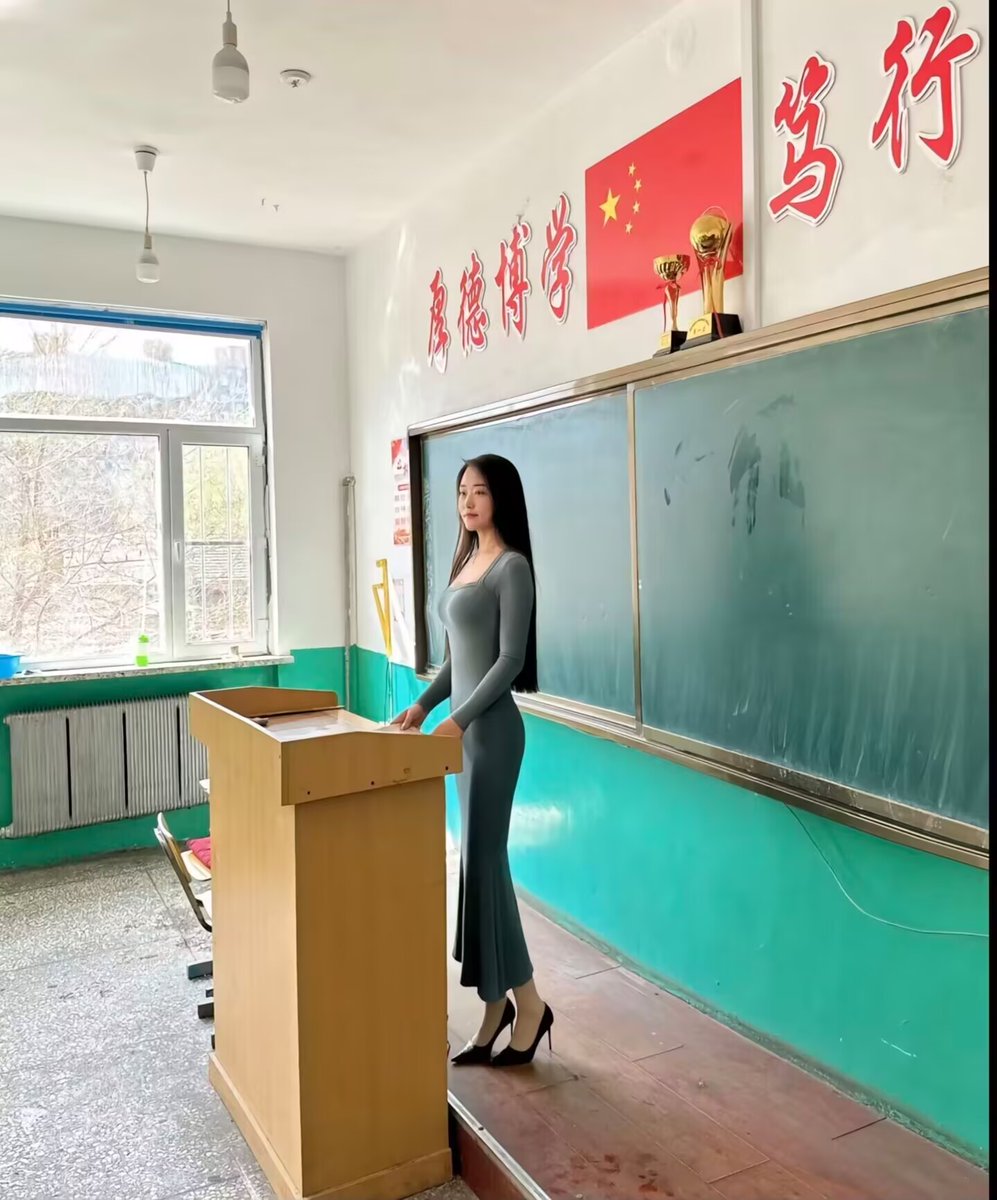 Leeyiuhin99's tweet photo. 90后女老师，接触x不久  

不知道在x上会有人喜欢女老师吗？ 
 
有一样刚翻墙出来的吗？交个朋友~
#老师 #反差 https://t.co/6Lsc92kDE9