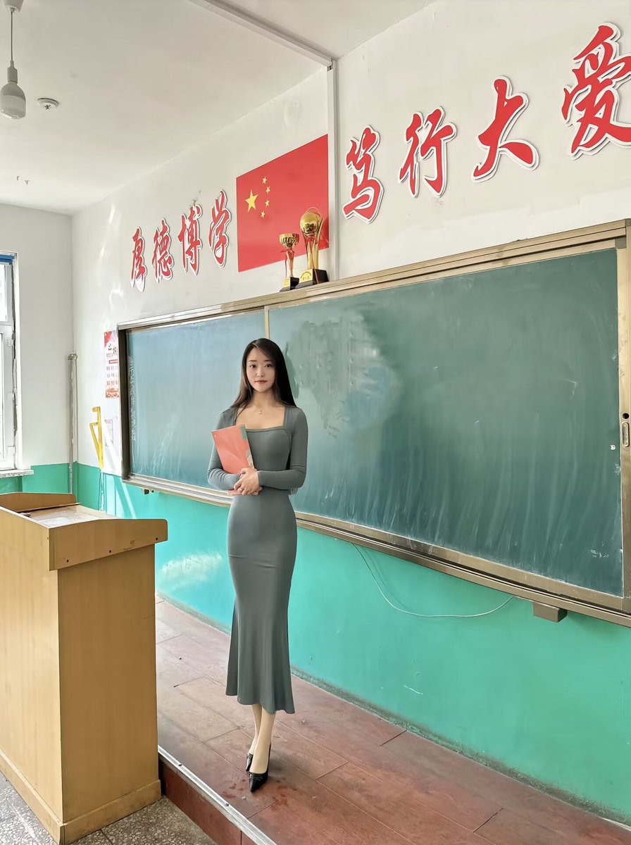 Leeyiuhin99's tweet photo. 90后女老师，接触x不久  

不知道在x上会有人喜欢女老师吗？ 
 
有一样刚翻墙出来的吗？交个朋友~
#老师 #反差 https://t.co/6Lsc92kDE9