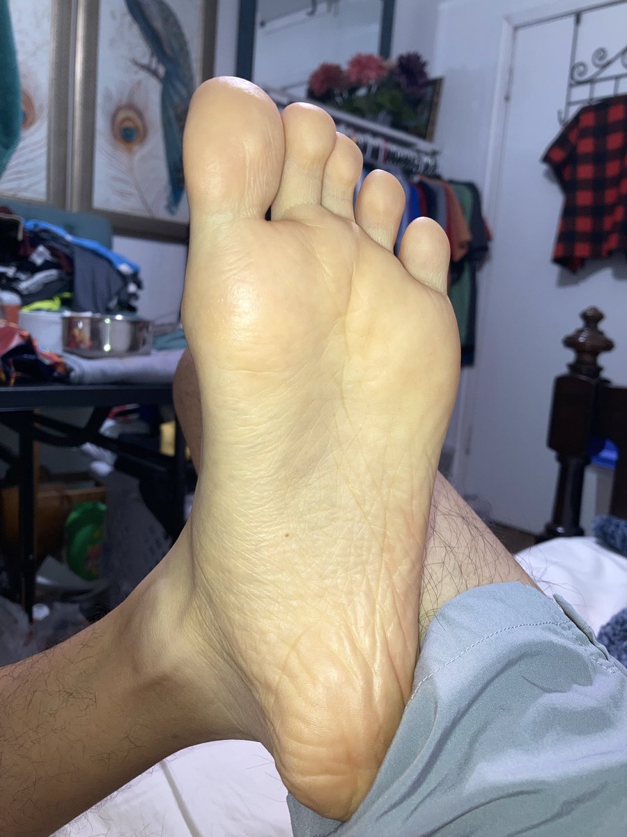 imricebeans's tweet photo. sniff my gay toes, sniff my feet gay feet lovers🦶🦶😏😏😻 https://t.co/yLhku0ngUD