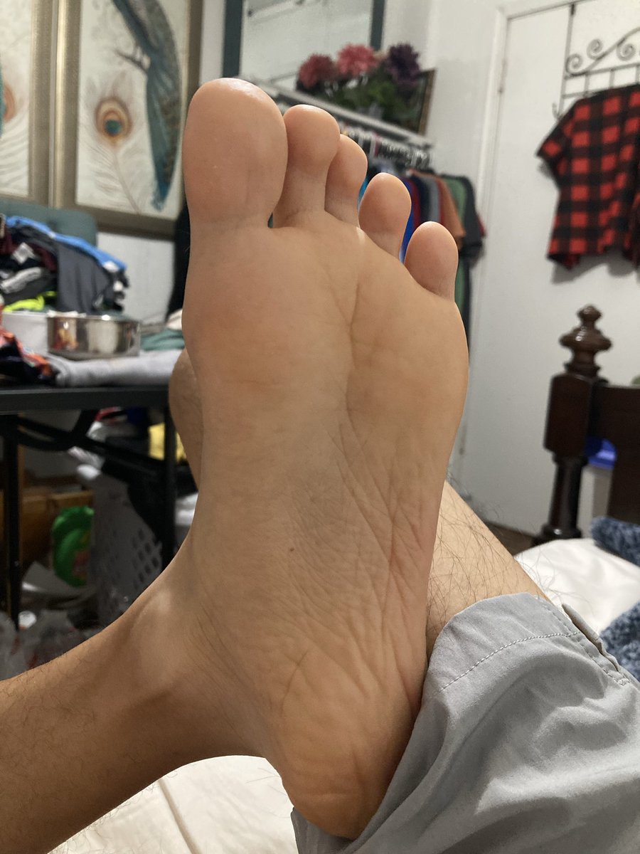 imricebeans's tweet photo. sniff my gay toes, sniff my feet gay feet lovers🦶🦶😏😏😻 https://t.co/yLhku0ngUD