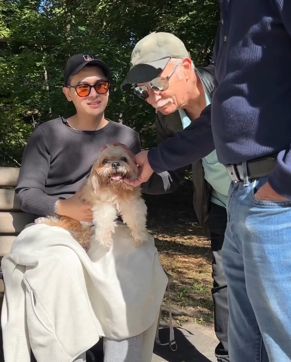 Complex's tweet photo. A family invites strangers to spend time with their dog on his last day.

[ 🎥: @chellyshoots ] https://t.co/3TxjoF4BE1
