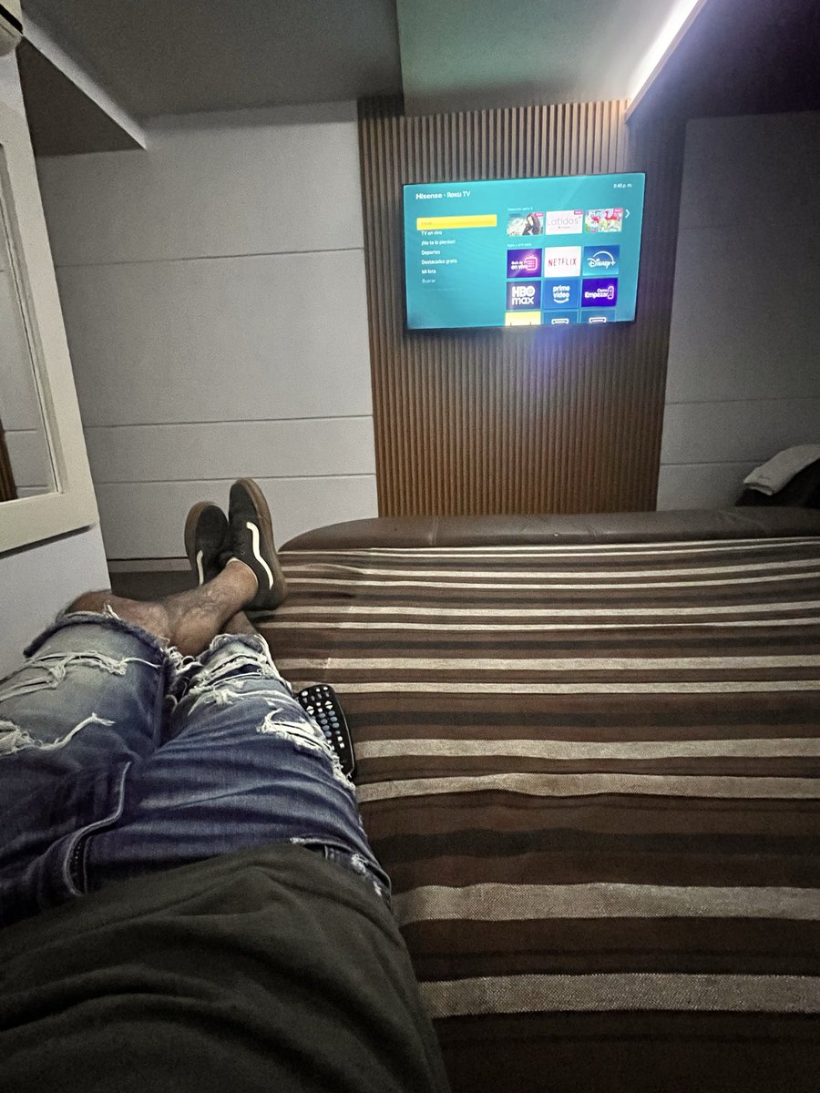 Fernandozwje's tweet photo. Esperando a pareja en el Dubai 👀 https://t.co/ksmcPpOLDM