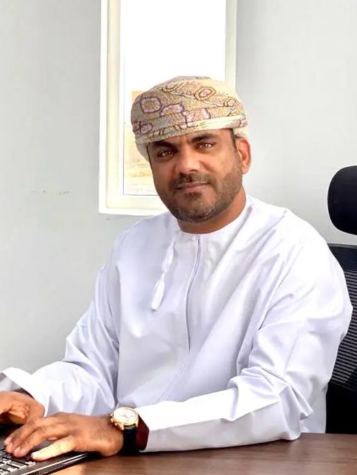 alamaliktsaad's tweet photo. 🔴 النفط العمانية للتسويق تعيّن ثلاثة رؤس��ء تنفيذيين للنمو والبيع بالتجزئة ودعم العمليات

⭕️ أعلنت شركة النفط العُمانية للتسويق تعيين جابر بن منصور الوهيبي رئيسًا تنفيذيًا للنمو . ويمتلك خبرة تزيد على 21 عامًا في قطاع الطاقة وتجزئة الوقود وتطوير الأعمال والتوسع الدولي.

⭕️ كما عيّنت حسين بن جمعة بيت إسحاق رئيسًا تنفيذيًا للبيع بالتجزئة ، مستندًا إلى خبرة تتجاوز 35 عامًا في مبيعات التجزئة والتميز التشغيلي والقيادة الاستراتيجية.

⭕️ وعيّنت محمد بن حسن المجيني رئيسًا تنفيذيًا لدعم العمليات. ويمتلك خبرة تزيد على 26 عامًا في قطاعات الطاقة والبتروكيماويات والصناعة، تشمل الحوكمة التشغيلية والمشروعات الكبرى والتحول الرقمي وحلول الطاقة البديلة.

#عالم_الاقتصاد