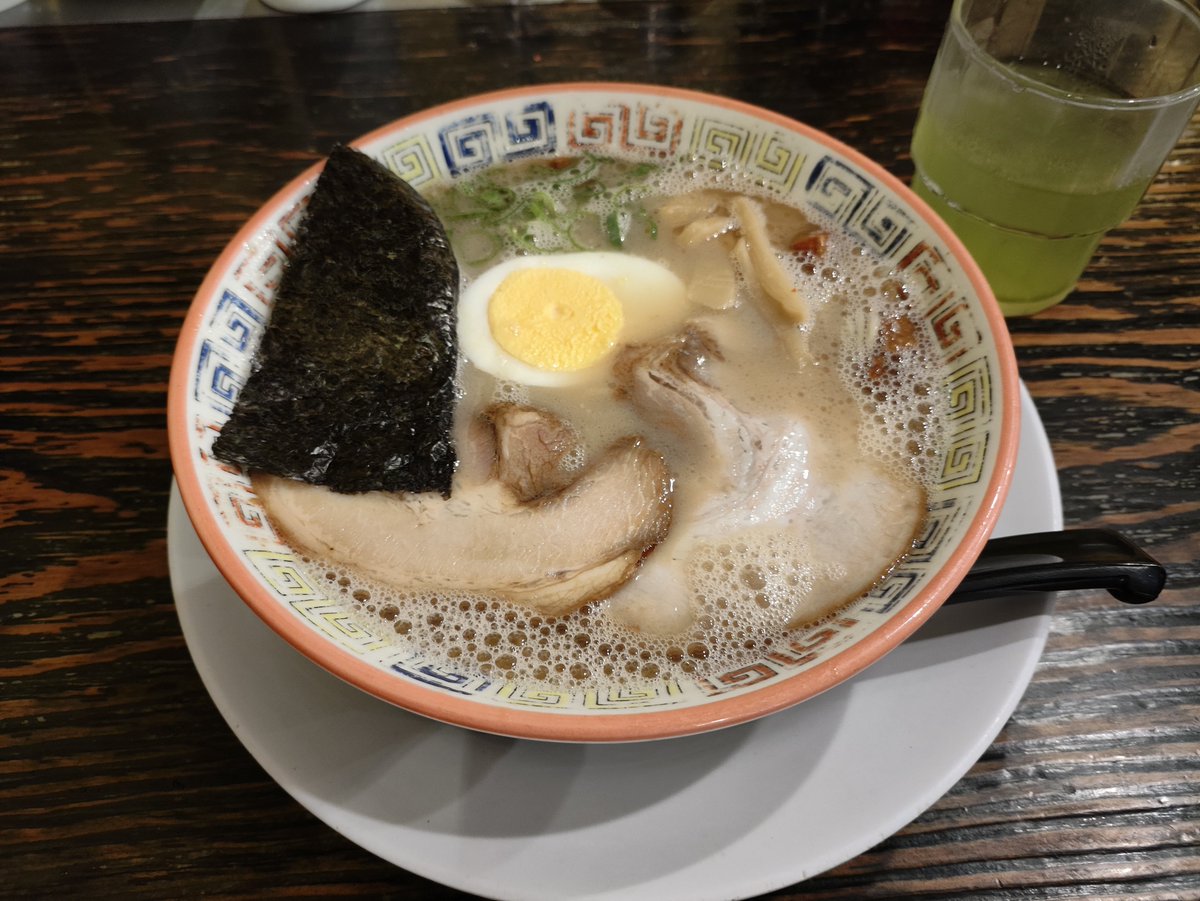 hakke8ke's tweet photo. 9/29㈫本日のとんこつスープ『若い』骨交換しました🦴

鶏塩ラーメンちぢれ麺1100円で提供中してます🐓

福岡県の最後は大砲ラーメン🍜

八卦の営業時間
11:00〜15:00 17:00〜20:15（19:45L.o）駐車場7台
㈪定休日

#ラーメン八卦
#とんこつ
#福岡市
#大砲ラーメン
#ラーメン https://t.co/QCiiKKOxuR