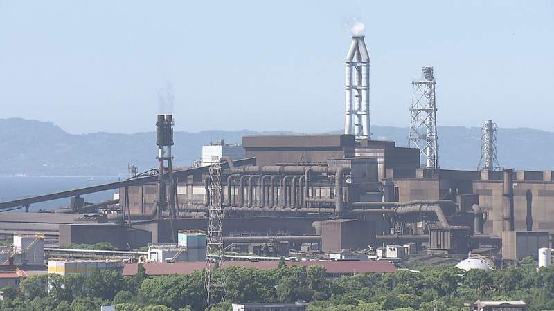 livedoornews's tweet photo. 【全身やけど】日本製鉄で50代男性作業員が死亡、熱水が流れる排水溝に転落 大分
https://t.co/4x3uwFqgrF

排水溝内には、不純物と分離した鉄を冷やす工程で発生するおよそ60度の熱水が流れていて男性は全身をやけどし、病院に搬送された。搬送時には意識があったが、翌日に亡くなった。 https://t.co/uOFFYLCylW
