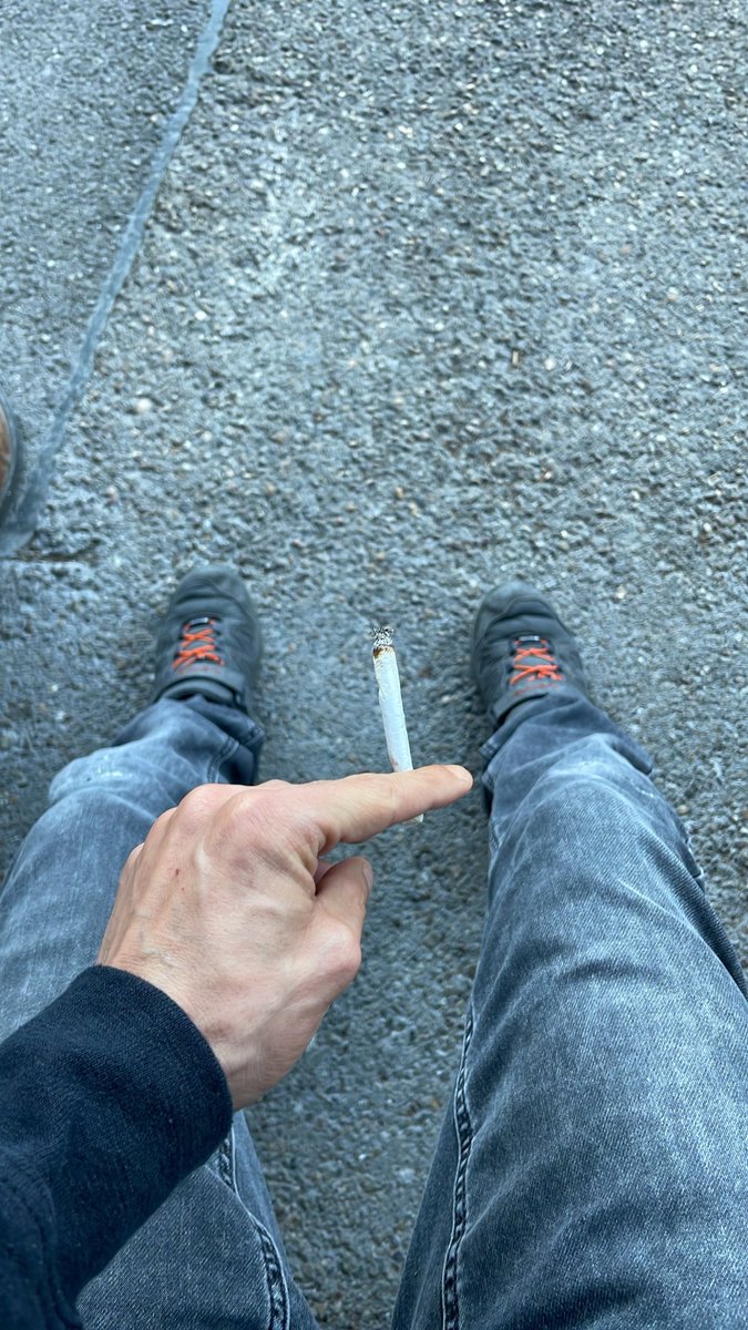 MichiJ2024's tweet photo. Die guten Morgen Zigarette https://t.co/cET5aDLFQ8