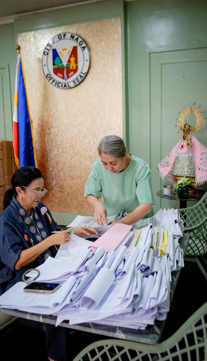 dahliatarths's tweet photo. nakakahiya naman na yung mayor ng davao nasa 3-4hrs lang na nasa opisina pero yung mayor ng naga ay as early as 6am nasa opisina hanggang 9-10pm

the audacity to say baste didnt read those documents habang may mayor na masipag nagtatrabaho

#VPonTrial https://t.co/tx87LU07Jp