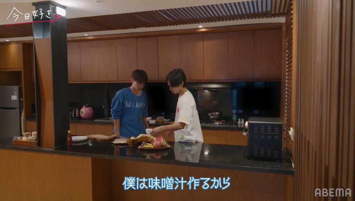 m031730's tweet photo. みそ汁作るはるか家庭的すぎる！朝ごはん美味しそうだし、それぞれ彼女の名前ケチャップで書くの素敵っ！
#今日好き https://t.co/FhvwdR3f57
