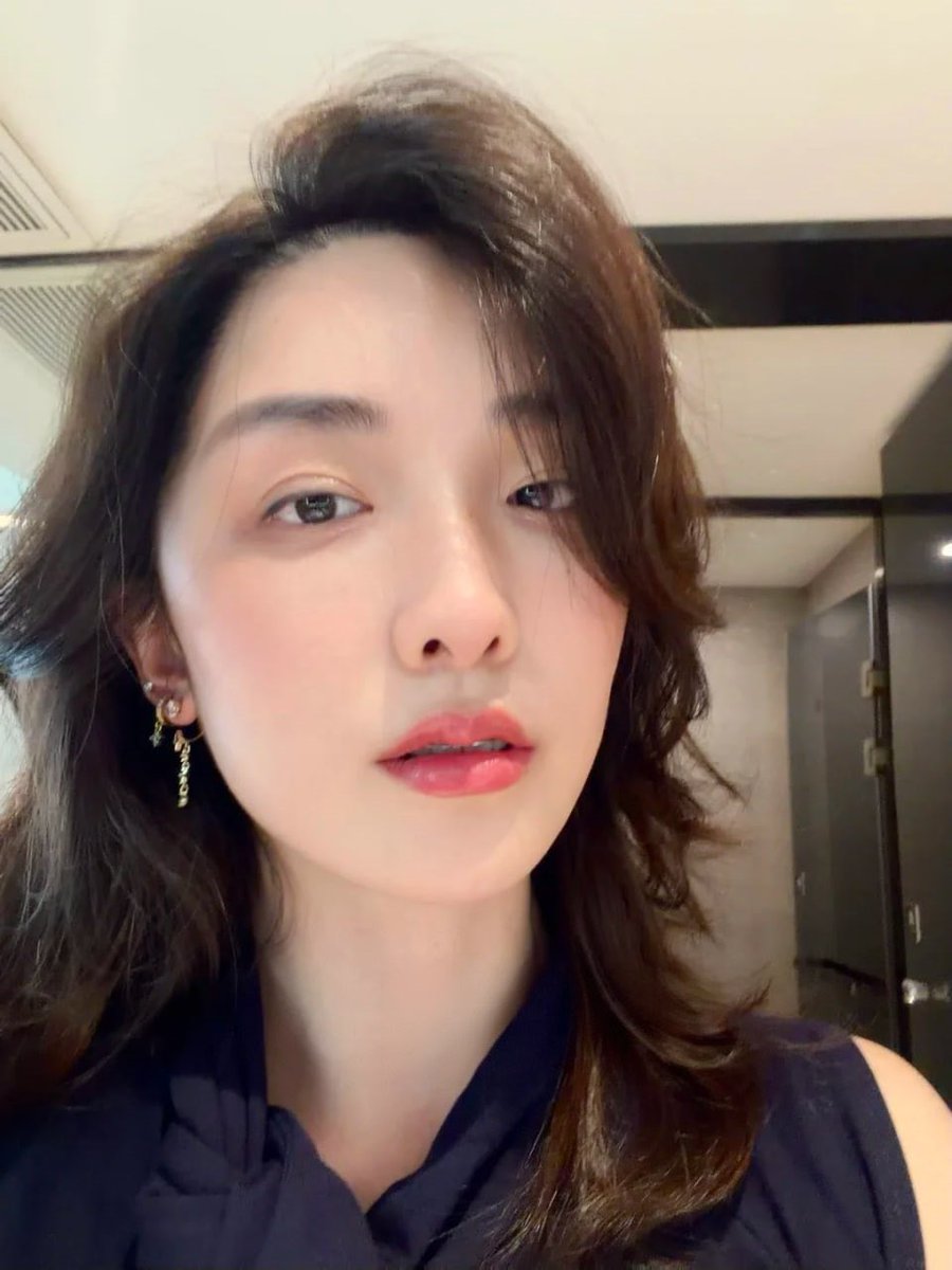 tonya61af4's tweet photo. 30➕银行职员一枚。第一次鼓起勇气 在 X 发正面自拍...希望能收获善意与欣赏？ https://t.co/b8kfyzB5pW