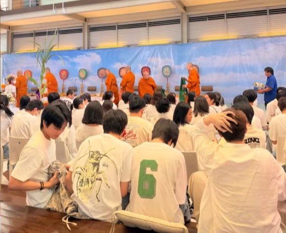 Milkshake2206's tweet photo. มีเด็กตื่นเช้าไปทำบุญที่ค่ายมานี่นา https://t.co/UFeqHInuIv