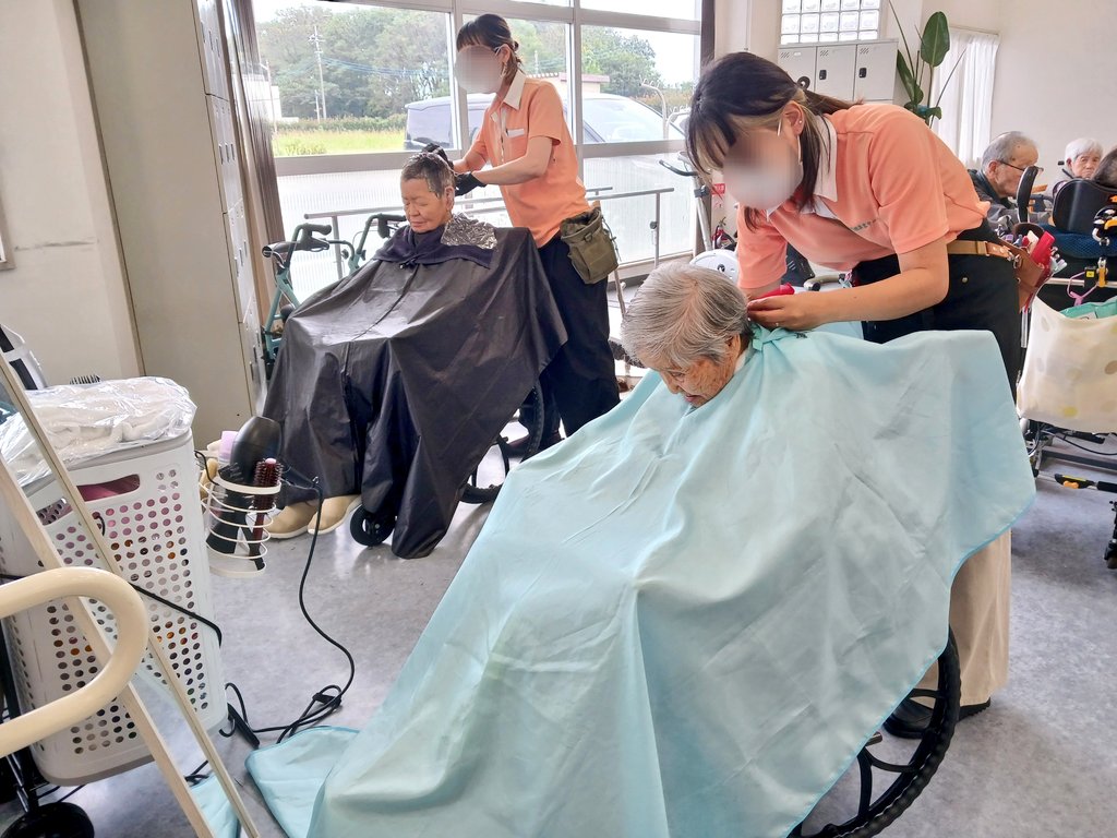 ryumai1765's tweet photo. こんにちは🎶ケアライフ龍舞デイサービスセンターです！
本日はヘアカットの日です💇サッパリ綺麗にしていただきました✨
#ケアライフ龍舞 #老人ホーム #デイサービス https://t.co/xM4k3ksoxu https://t.co/fBQn27nIZY