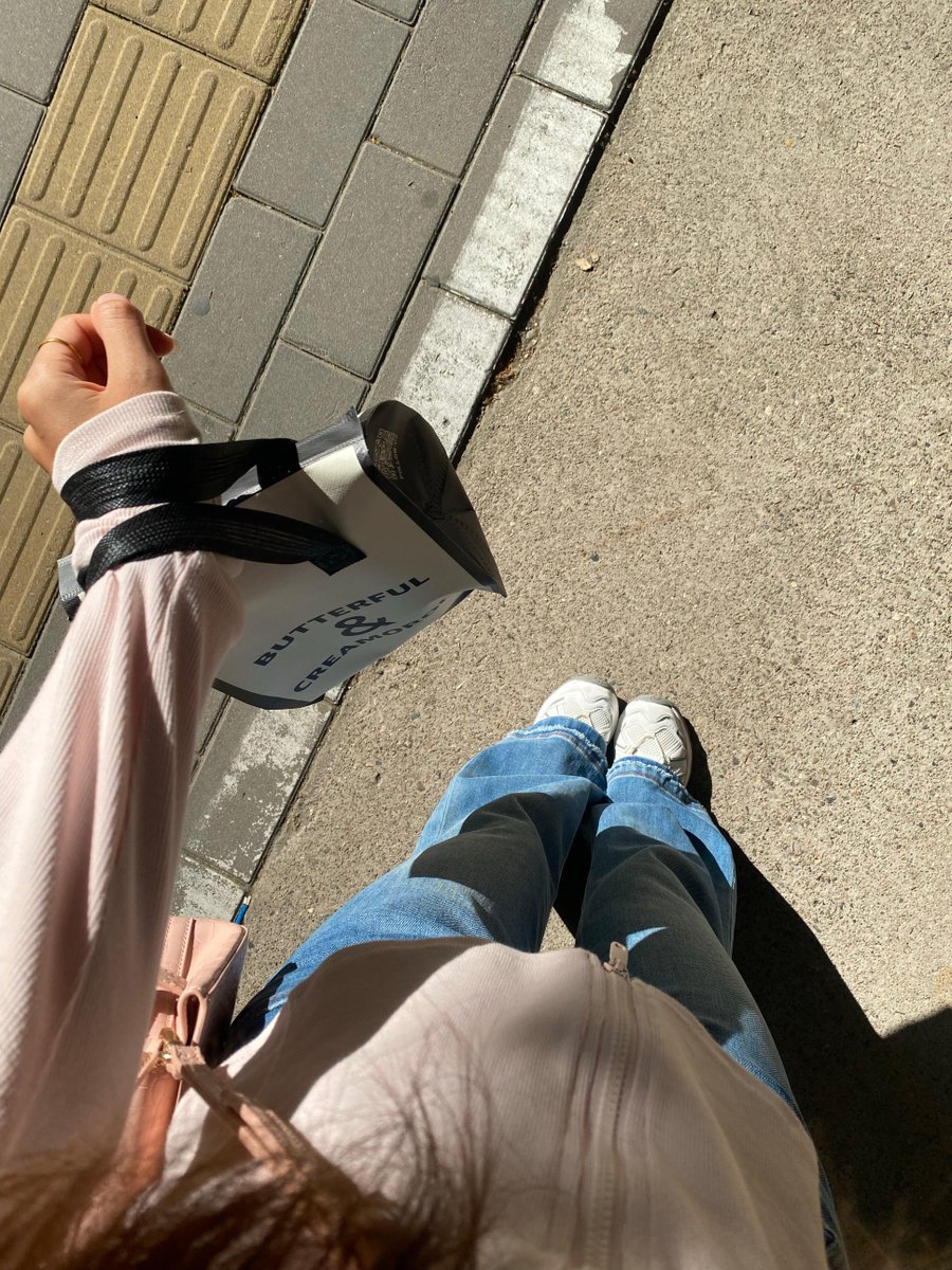 ShivakumarUdya1's tweet photo. 陽ざしの中を歩くだけで、なんでもない一日が少し好きになる。☀️👜
幸せって、特別な予定より「心に余裕がある瞬間」なのかも。#散歩日和 #自分時間 #小さな幸せ https://t.co/ltCEZnnt1X