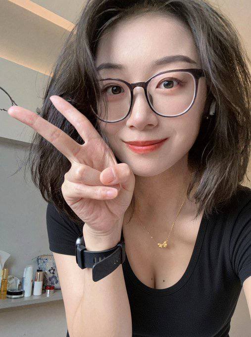 jenna62os8's tweet photo. 90后，已婚微寡，在公考机构上班。平时性格温和，想法不算保守，也有点小众爱好。

想在这里找个聊得来的人，希望对方成熟稳重。非诚勿扰！（私信有时间就会回复）是本人，本人哦～ https://t.co/QqOECrsJNV