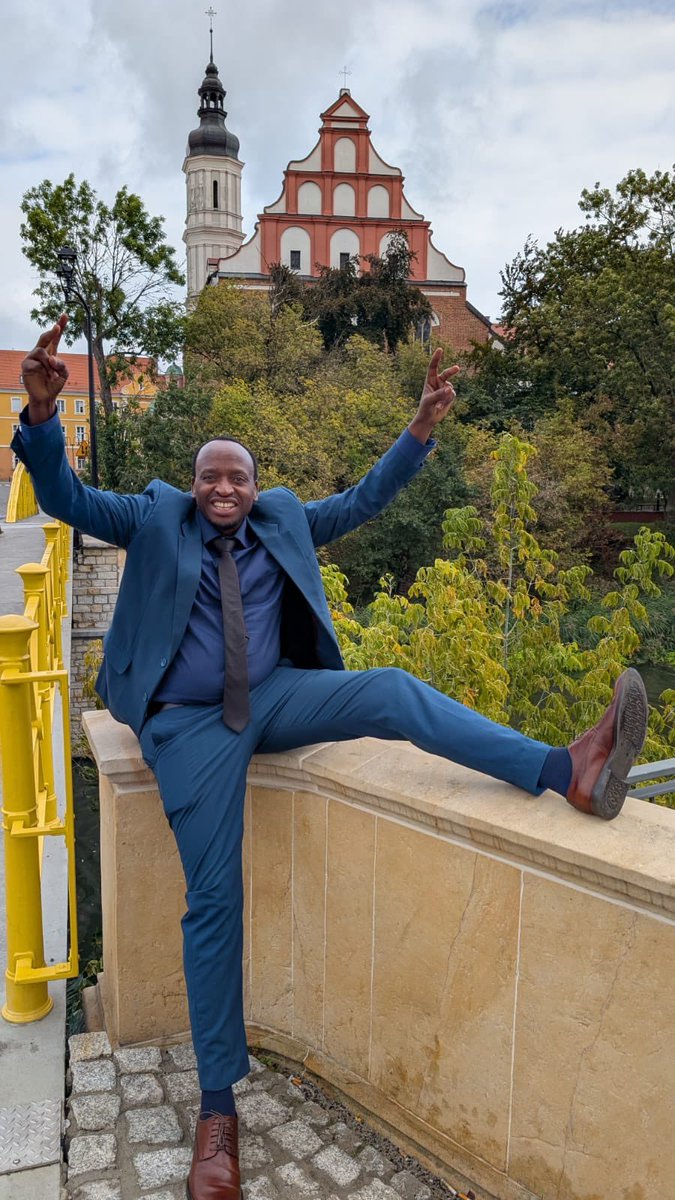 Ruhumurizza's tweet photo. Cyakoze koko PhD ntabwo bayitoragura bro 😄😄. 

Dr. Gamariel mwese ubu yamaze kubareba mu bwonko, kuko abavugaho gato mukaba muramusimbukanye, mugatangira kumwita umusinzi no kumucyurira ngo yirukanwe muri parliament, kandi we nta mutima mubi aba yabikoranye. 

Nanjye byatangiye ntamwemera neza, ariko mwitegereje nsanga afite IQ iri hejuru cyane, mpita muyoboka 😂😂.

Amaze kuba famous mu mezi abiri amaze hano 🤣🔥.