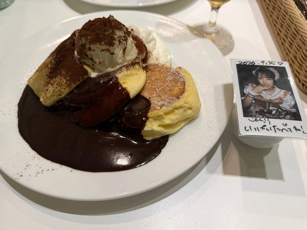 FATMALK16's tweet photo. 衣替えっぽいものをモゾモゾ
…いやまぁ秋って着るものないから、まずないんだけどwww😢
ペラペラ夏パジャマはしまえるな
あと秋（色）靴下山のようにあるからな！
🧦はもうはけばいいからな https://t.co/7D9nqLNn3e