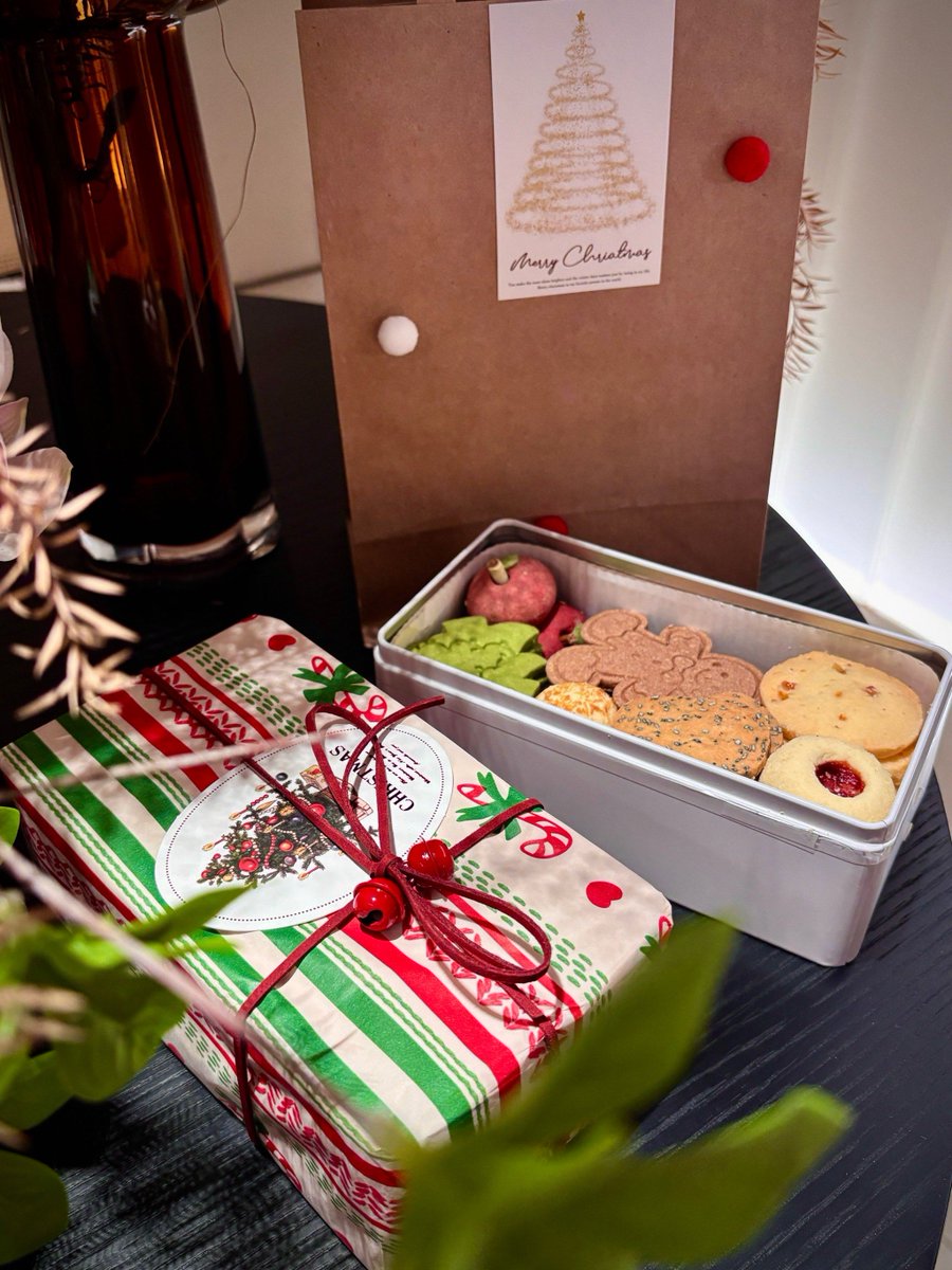 elimy281793's tweet photo. A warm afternoon surprise from our neighbors—homemade chocolate chip cookies and a handwritten "thank you for walking our dog" note. Small joys make a big neighborhood! https://t.co/8WJxwkdiT6
