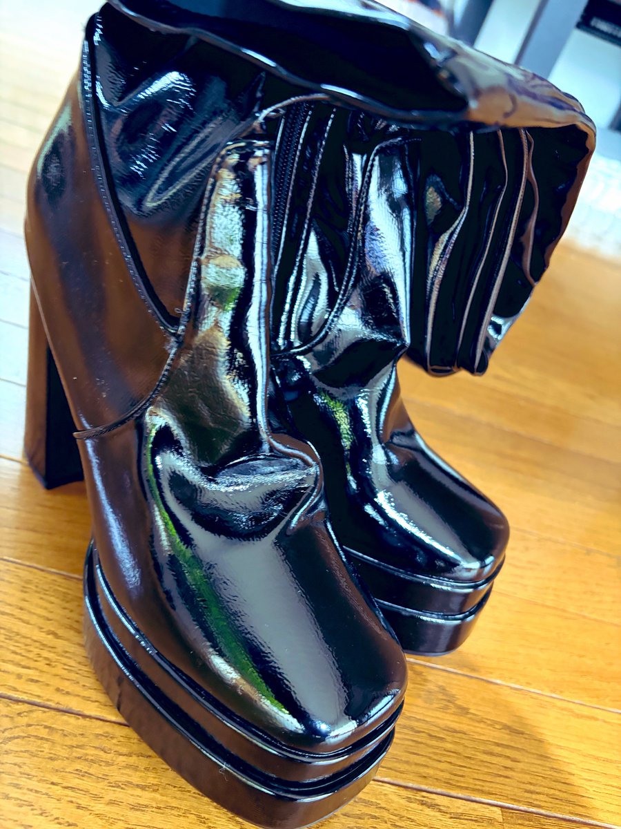 rioruleatherlv's tweet photo. 来た来た〜😍😍
思ってた通りの質感だし、サイズ感バッチリで何より歩きやすいのにビックリ😳めっちゃギュッギュッしててエロい🤤
大満足✨✨
#ニーハイブーツ
#エナメル https://t.co/MnesuDqdb4