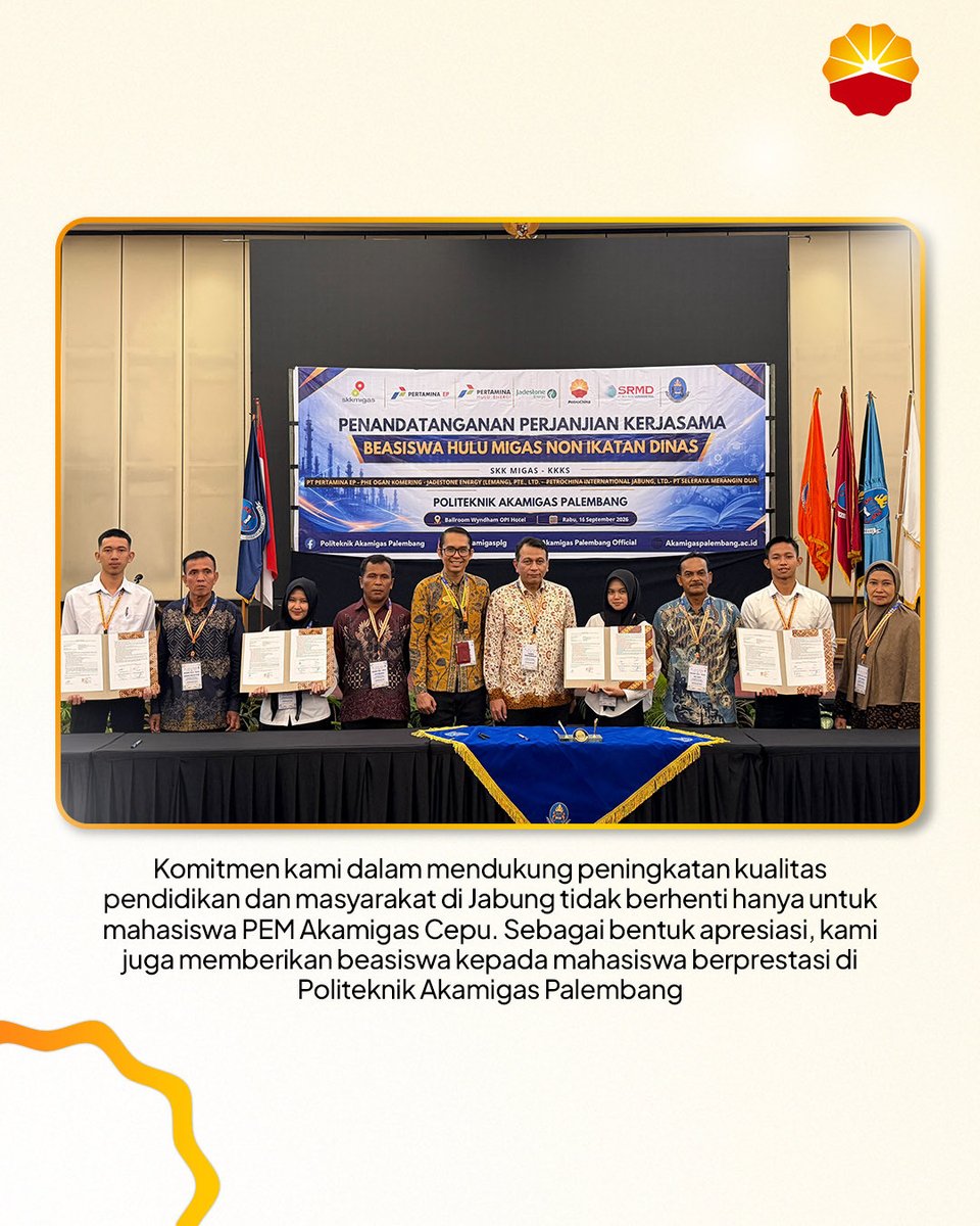 PetrochinaID's tweet photo. PetroChina aktif mendukung putra-putri daerah untuk melanjutkan pendidikan ke jenjang lebih tinggi, seperti memberi beasiswa di PEM Akamigas Cepu dan Politeknik Akamigas Palembang.
#fromJabungforIndonesia
#PetroChina https://t.co/2cYkNstyzs