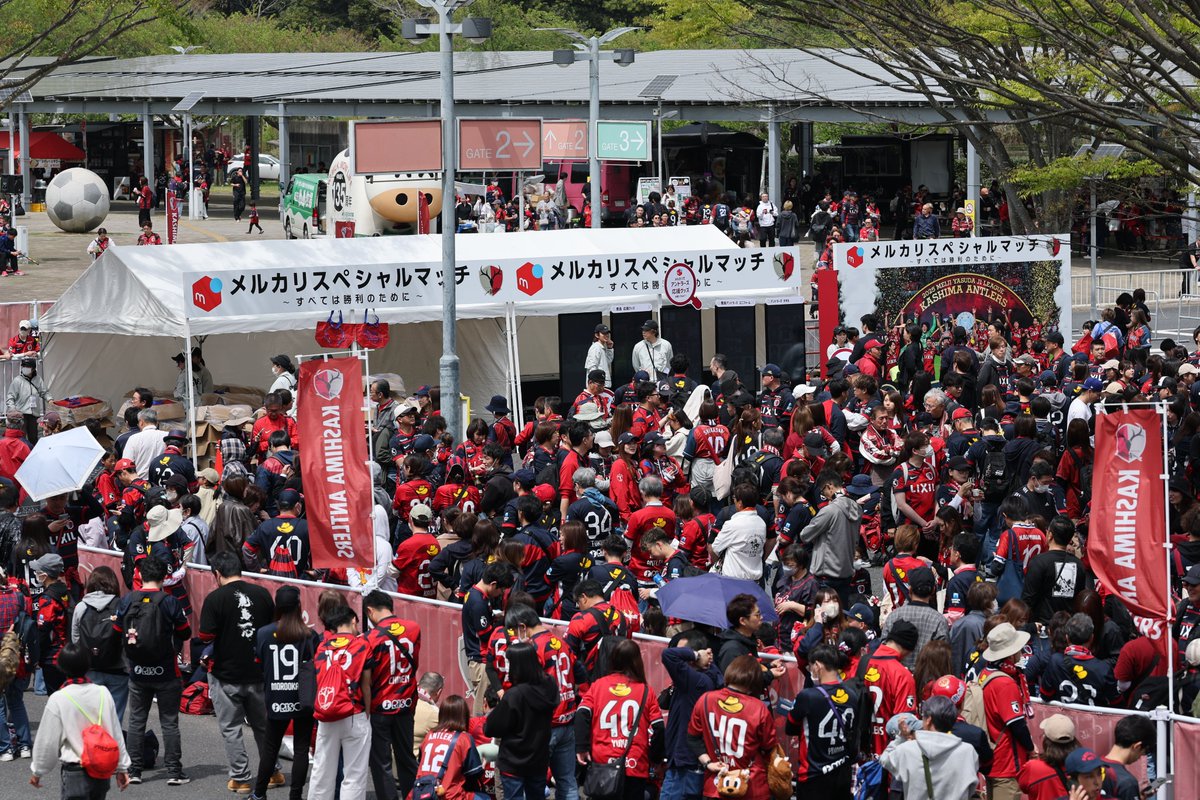 mercari_inc's tweet photo. 本日10月1日、鹿島アントラーズ（@atlrs_official）はクラブ創設35周年を迎えました🦌⚽️

長年チームを熱く支え、ともに歩んでくださっているファン・サポーターの皆さま、いつも本当にありがとうございます✨

メルカリも、「メルカリスタジアム」での体験づくりや地域に根ざした活動などを通して、グループの仲間である鹿島アントラーズのさらなる歩みを引き続き全力で支えてまいります💪

これからもファンやサポーターの皆さまとともに、鹿島アントラーズを熱く応援していきます🔥

写真:©KASHIMA ANTLERS