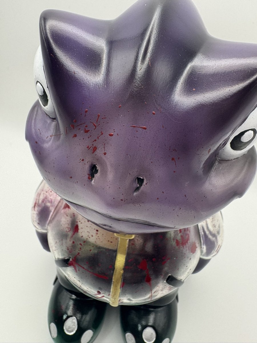 KinsHouse91083's tweet photo. 3種類目の手書きハロウィンカラーはこちらです！
③「He is here」
ネットショップで本日20時より販売開始！
よろしくお願いいたします🙇‍♀️

ネットショップ⬇️
https://t.co/QlOX3P32CZ
 #ソフビ #ハロウィン #ホラー #sofbi #爬虫類 https://t.co/fk1bXEvwSl