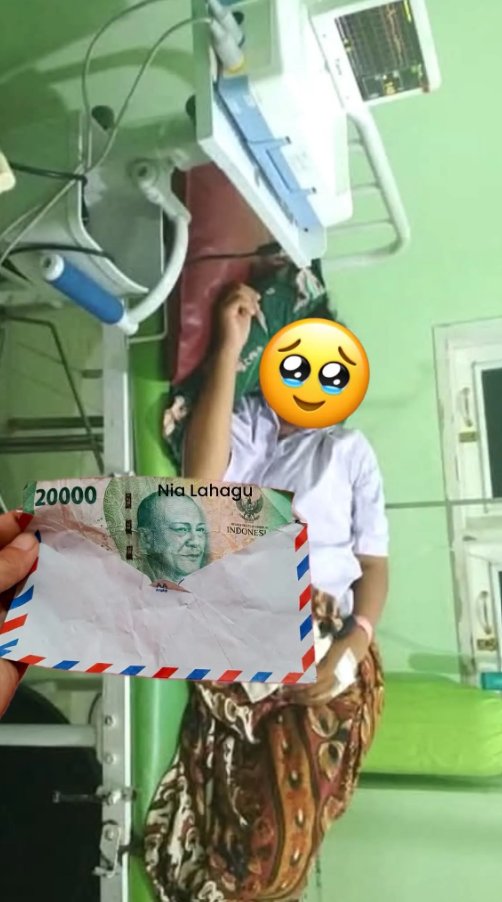 txtharihariWNI's tweet photo. Astaghfirullah… kok tega banget sih 😭

Serius deh, aku kadang nyesek lihat orang jenguk orang sakit cuma ngamplop Rp20 ribu. 😩

Padahal sekarang biaya rumah sakit mahal banget, apalagi kalau mandiri dan bayar full sendiri. Tebus obat di apotek aja kadang bikin dompet langsung lemes. 🥲

Menurutku ya, kalau memang mau ngamplop, minimal Rp100 ribu lah… biar masih masuk logika sama keadaan zaman sekarang. 😭

Terus ada juga yang datang cuma bawa roti sama buah.

Yang sakit juga belum tentu bisa makan, Bun… 😭 Apalagi kalau cuma bawa air mineral. Lah, yang sakit kan lebih butuh biaya buat obat dan pengobatan.

Kalau dikasih uang, setidaknya bisa dipakai buat beli obat atau kebutuhan selama dirawat.

Yang bikin aku makin speechless, ada juga yang datang nggak bawa apa-apa, terus dengan santainya bilang, “Maaf ya, aku nggak bawa apa-apa. Aku doakan cepat sembuh.” 🥹

Menurut kalian, kalau jenguk orang sakit itu sebenarnya lebih baik bawa makanan atau kasih uang untuk bantu biaya pengobatan?