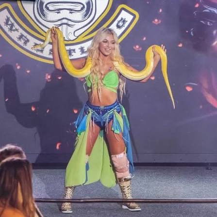 MylaGrace_x's tweet photo. Even had a real snake 😉 https://t.co/AcFynRMohi