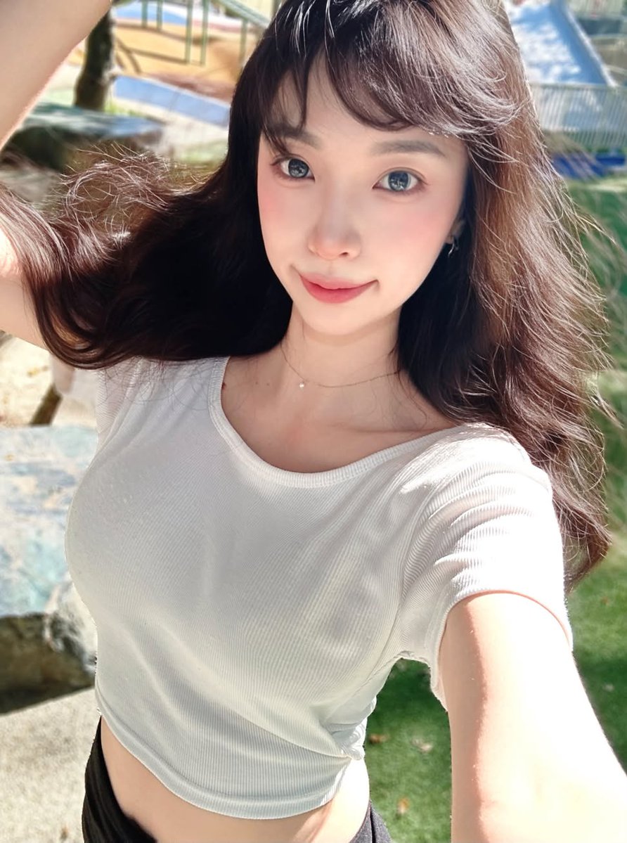 Kuoblack's tweet photo. 雖然女兒約媽媽，
媽媽都願意陪她一起。
但戴這可愛花圈，
媽媽還是有點害羞🤣

果然還是頭髮自在飛揚的樣子，
比較習慣😉 https://t.co/1aNMEuVkif
