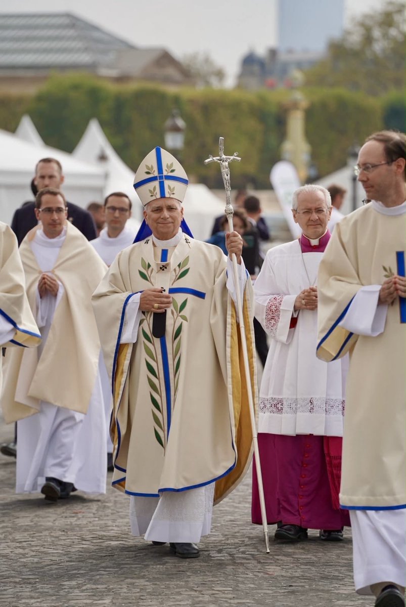 Seathiell's tweet photo. Le Saint-Père est rentré au Vatican, et aujourd’hui j’aimerais parler de quelque chose qui m’a pas mal déstabilisé.

Dès le premier soir, le 8 mai 2025, quand il est apparu à la loggia, beaucoup ont vu la même chose. Le sourire, le regard, la façon de lever la main. Ça rappelait Jean-Paul II. Pas besoin d’être expert. C’était là. Un pape qui ne se cache pas derrière le protocole, qui regarde vraiment les gens.

Après, ce n’est pas seulement le visage. C’est la manière d’être pape.

Il va vers les foules. Il voyage. Il descend dans la rue. En France on l’a vu sur les Champs-Élysées, au Stade de France, à Lourdes, et des gens ont dit tout simplement : « ce sont les mêmes ». Pas parce qu’ils sont identiques. Parce qu’ils donnent la même impression. Un père qui n’a pas peur d’être proche.

Beaucoup aiment le Saint-Père pour ça.

Parce qu’il parle de paix sans en faire une idée lointaine. Parce qu’il a l’air d’un homme, pas d’une institution. Parce qu’il sourit vraiment. Parce qu’il vient de loin, de Chicago et du Pérou, et qu’on sent qu’il n’a pas passé toute sa vie dans les couloirs. Parce qu’il insiste sur l’unité sans crier, et sur la dignité humaine à une époque où tout pousse à faire l’inverse.

Jean-Paul II avait ça aussi. Cette capacité à faire que des millions de personnes se sentent regardées.

Léon XIV n’est pas Wojtyła. Le monde n’est plus le même. Mais le besoin, lui, n’a pas changé. Les gens veulent un pape qui soit là. Visible. Humain. Ferme sans être froid.

C’est pour ça que la ressemblance m’a autant touché. Elle n’était pas seulement physique. Elle réveillait un souvenir. Celui d’un pape qu’on avait envie d’écouter, et surtout d’aimer.

Que le Seigneur bénisse le Saint-Père, qu’Il le garde, qu’Il lui donne force et paix. Et que ceux qui liront ces lignes soient aussi bénis, là où ils sont. Amen.