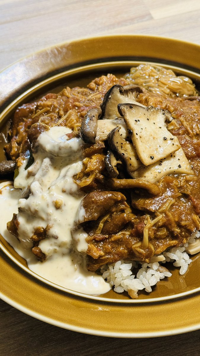 yohe_bigman's tweet photo. 🍛203
"チキノコ長野MAX"
松茸ご飯の素で炊いた米と
エノキ、エリンギ、ハナビラタケ、なめこの無水キーマにエリンギバターナンプラー、野沢菜なめ茸、信州味噌タルタルソース。
#TSURUYA  をこよなく愛するわたくしによる
TSURUYAスペシャル
#HEYCURRY #ヘイカリー https://t.co/9vmlljEyPD