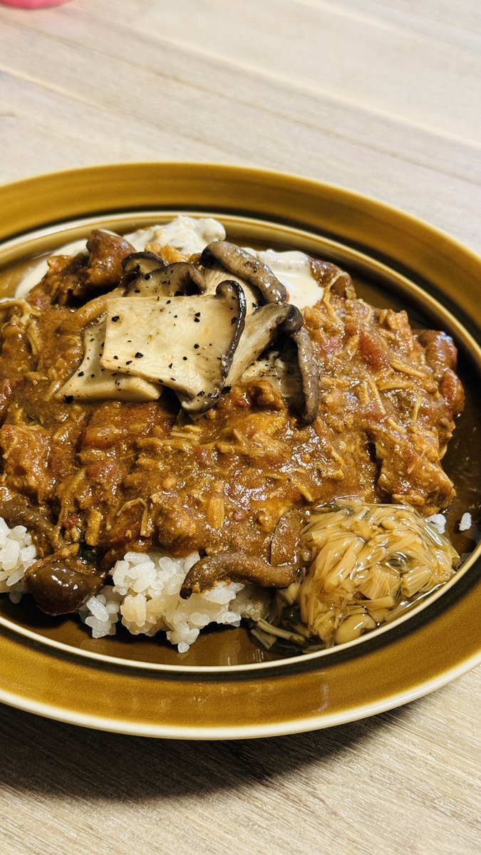 yohe_bigman's tweet photo. 🍛203
"チキノコ長野MAX"
松茸ご飯の素で炊いた米と
エノキ、エリンギ、ハナビラタケ、なめこの無水キーマにエリンギバターナンプラー、野沢菜なめ茸、信州味噌タルタルソース。
#TSURUYA  をこよなく愛するわたくしによる
TSURUYAスペシャル
#HEYCURRY #ヘイカリー https://t.co/9vmlljEyPD