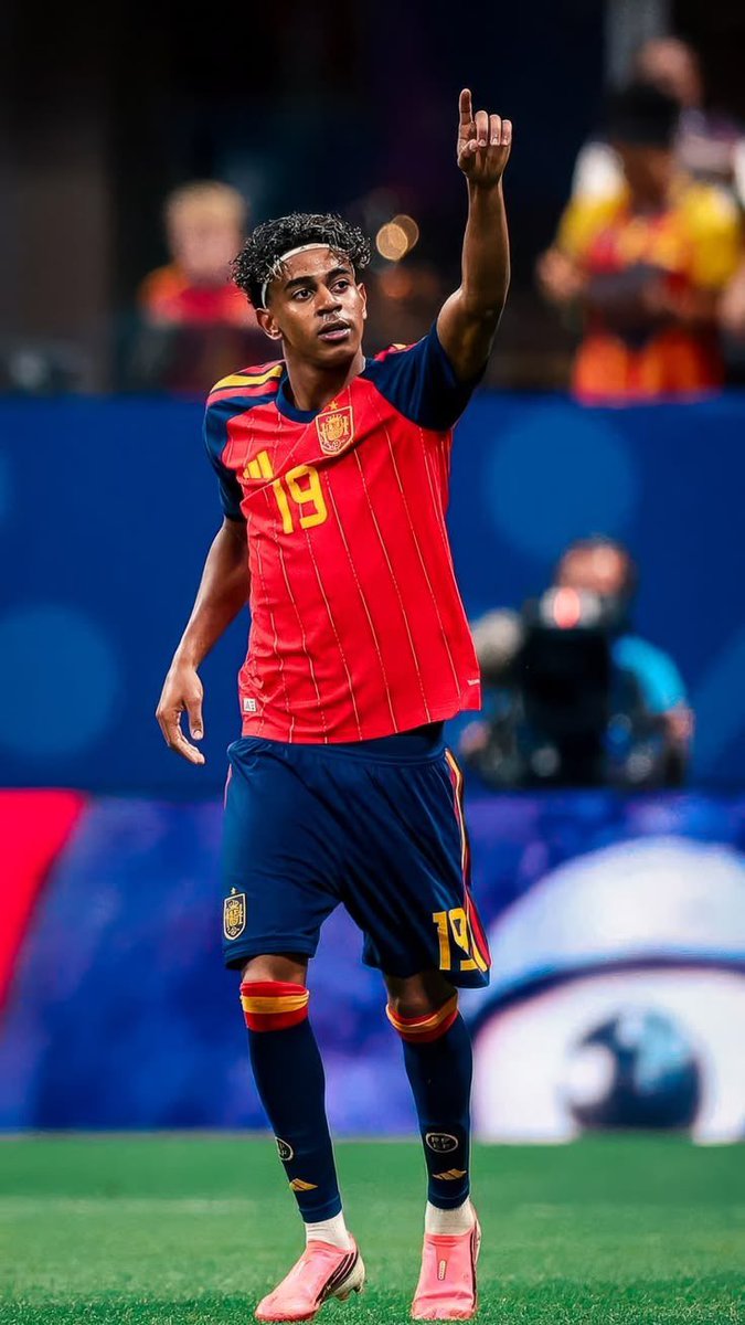 Kelv27982409's tweet photo. You’re building your dream team, and the only position left is right-wing. Who are you picking to complete the team: Michael Olise or Lamine Yamal? 

Good morning https://t.co/XTrzNhboO2