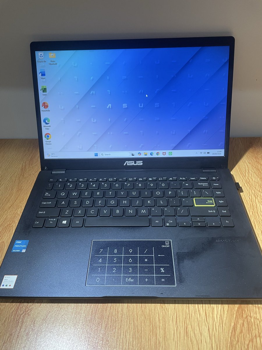 andaracurly's tweet photo. 💻 DIJUAL ASUS VIVOBOOK E410KA

Intel Pentium Silver N6000 | RAM 4GB | SSD 256GB | 14” | Windows 11

✨ Kondisi mulus &amp; normal
🔋 Battery Health 98% | Cycle Count 16x
🔌 Charger original lengkap
📦 Dus tidak ada

💰 Rp3.000.000 (nego)

📍 Surabaya–Sidoarjo
📲 Dara: 0811-9931-910 https://t.co/DsFARJCEQw