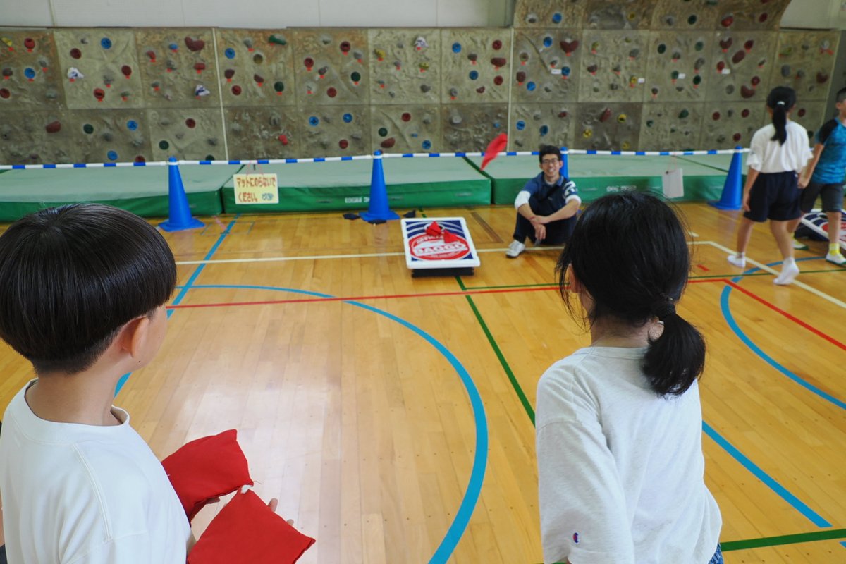 nishihara_esc's tweet photo. 宿泊学習（5年生）

午後はニュースポーツとして、ペタンク、モルック、バッゴーの3種目をチーム対抗で行っています。自然と助言し合ったり、褒め合ったりする雰囲気が生まれ、楽しそうに活動しています。 https://t.co/BOcM3w7OdP